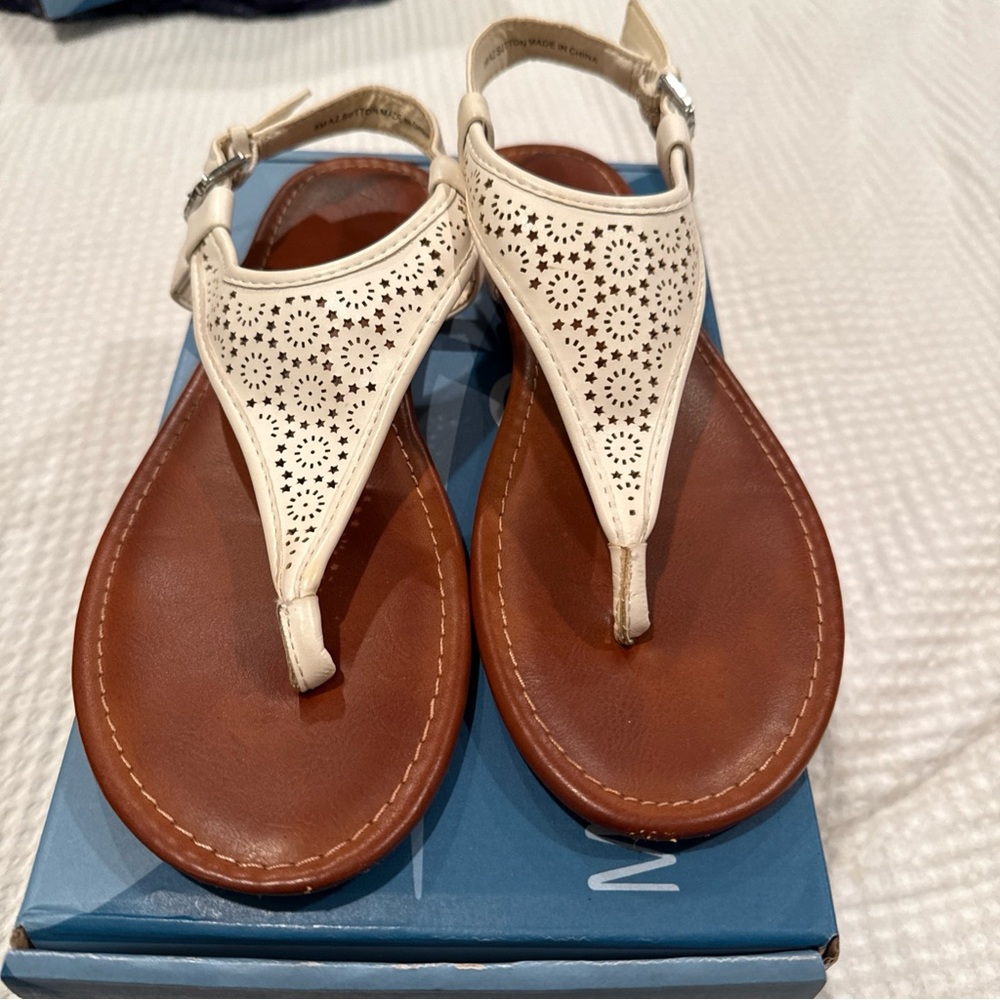 Arizona Jeans Sutton White thong adjustable Sandals-8